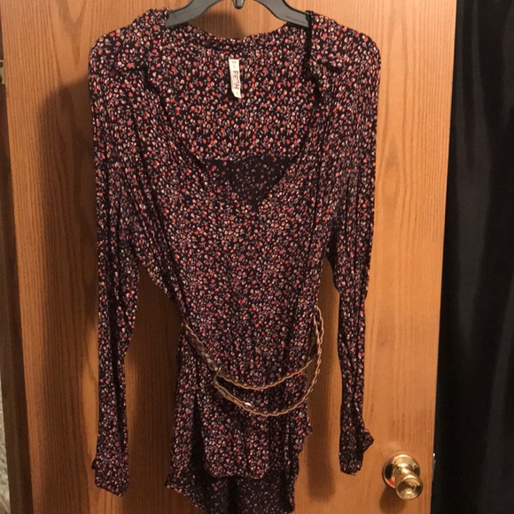 Mudd Tops - Floral belted top